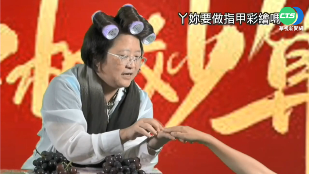 彰化大村國小畢典 校長變身九天玄女降落