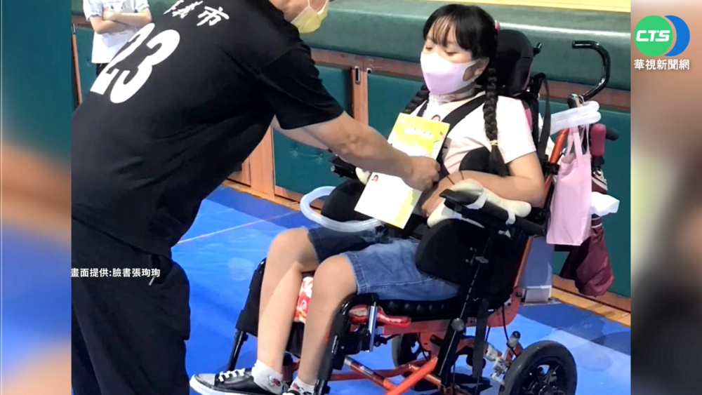 車禍癱瘓9年 12歲珣珣國小畢業了!