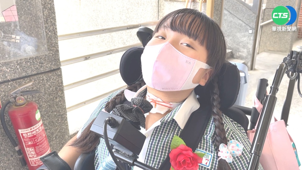 車禍重創癱瘓9年 珣珣拿"校長獎"國小畢業