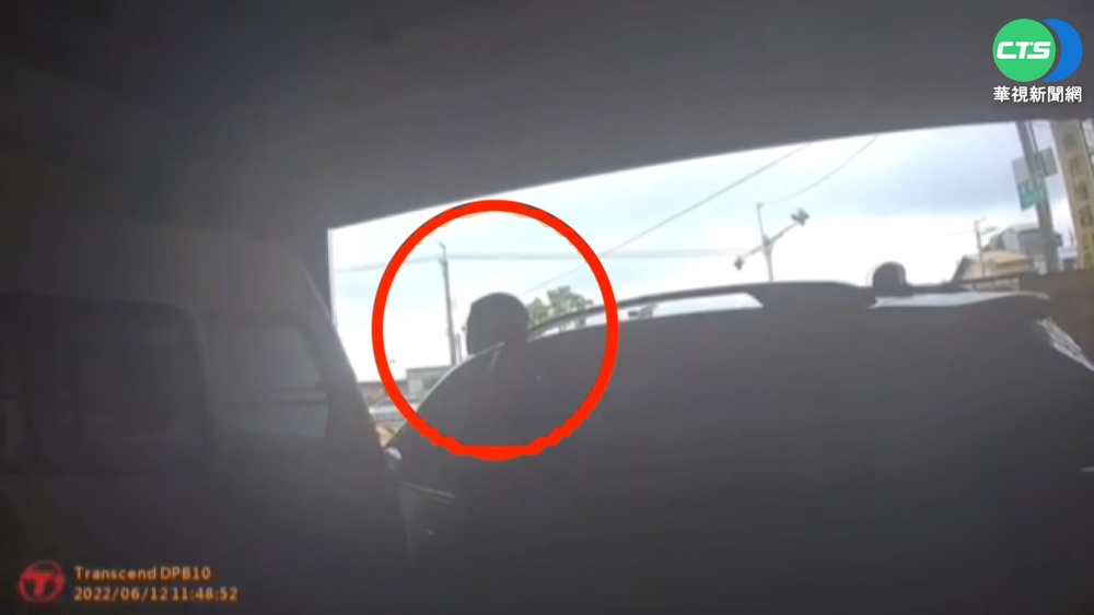 倒車入庫遭車門夾頸! 駕駛慘動彈不得