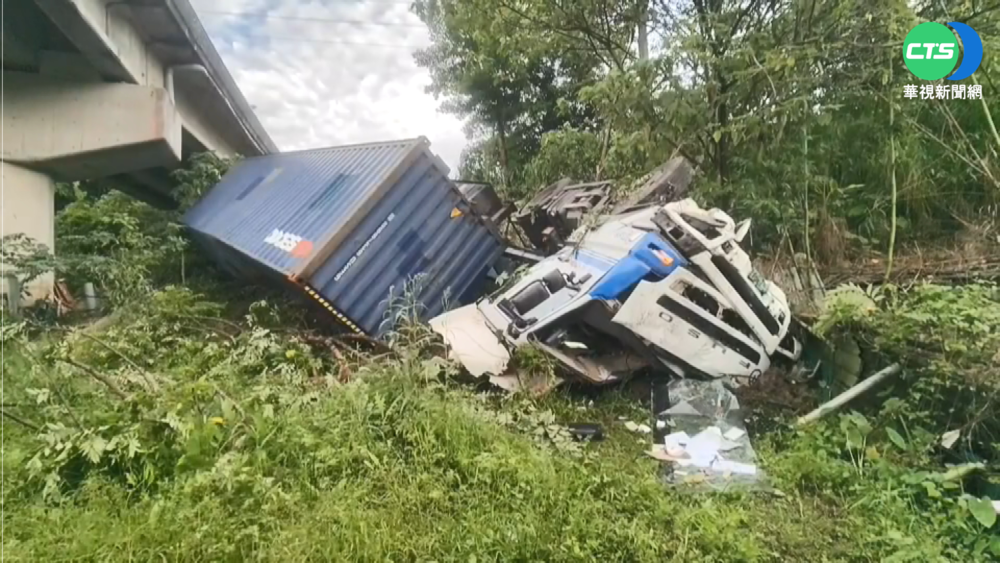 貨櫃車自撞護欄翻落邊坡 2小時後才被發現