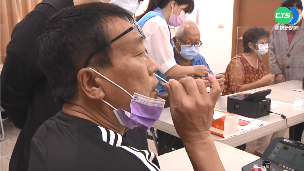 郭台銘赴金門烈嶼 親自捐贈首款家用PCR機