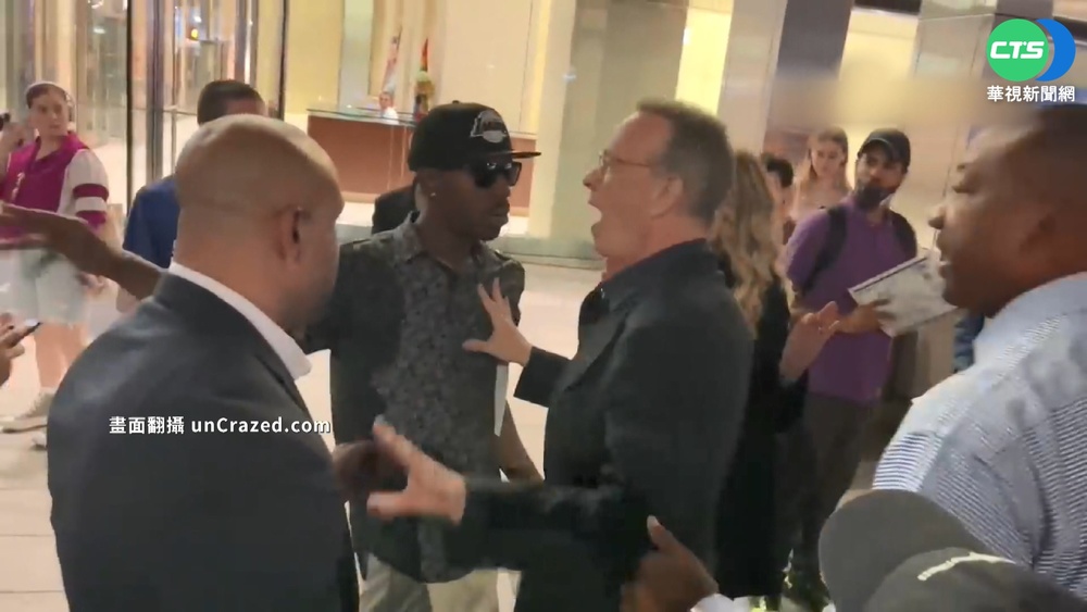 粉絲追星害妻險摔 湯姆漢克斯罕見動怒