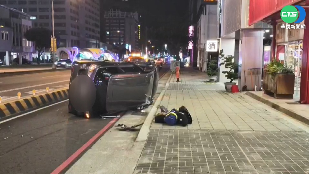 疑不熟路況 轎車換道撞上安全島側翻