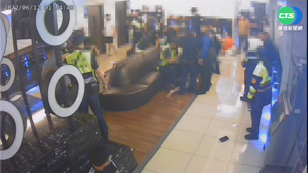 雲林虎尾KTV大亂鬥 遭警噴辣椒水制止