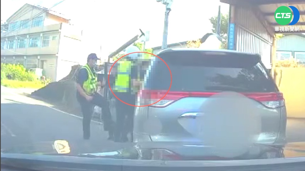 男報案求援 竟衝撞巡邏車 2警壓制受傷