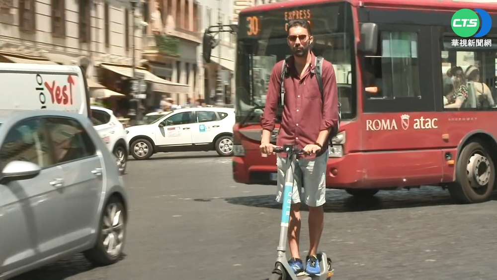 羅馬"滑板車亂象"! 違停.穿越.毀損古蹟...