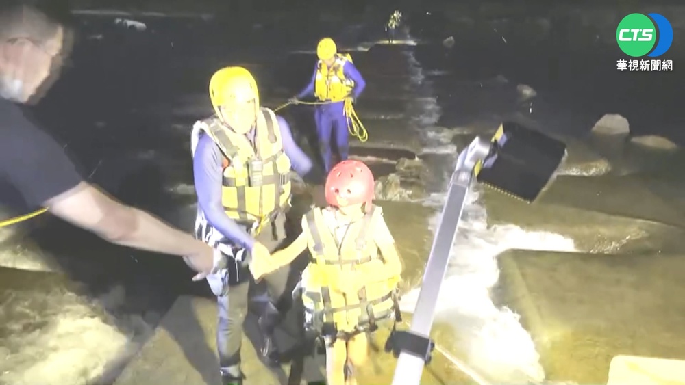 台中石岡壩放水! 5大1小困沙洲緊急救援