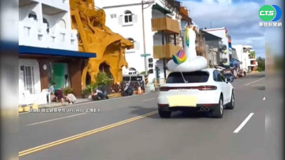 獨角獸泳圈綁車頂 迎風搖晃好危險