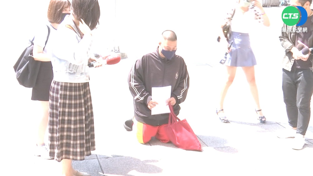 父送早餐被撞命垂危 兒跪求肇事者出面