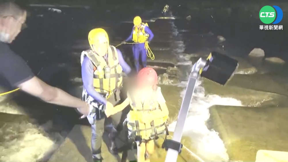 台中石岡壩放水 5大1小困沙洲驚險獲救