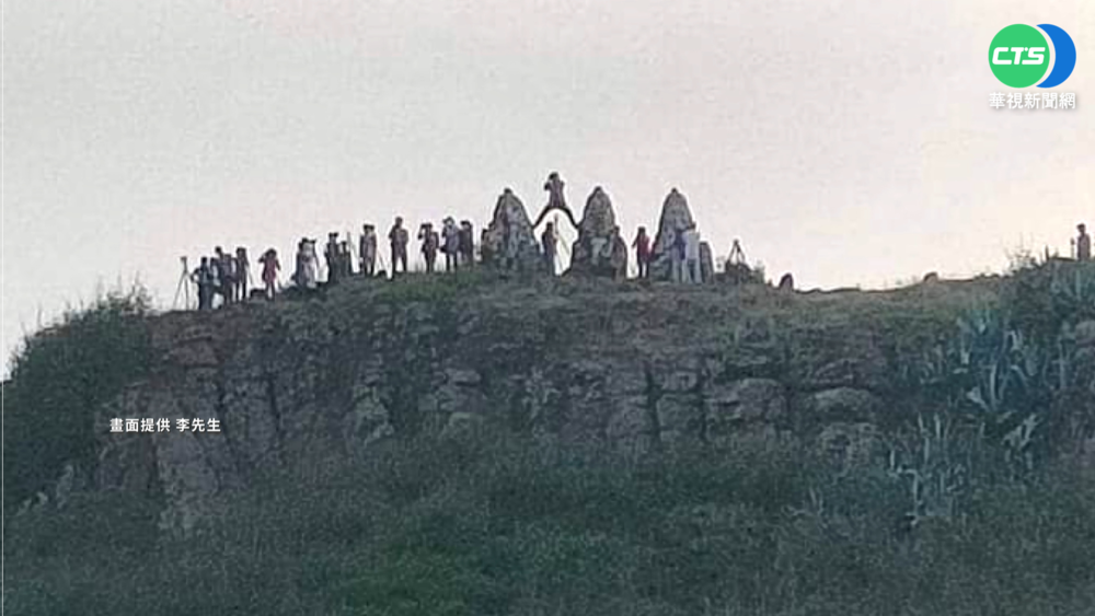 不顧風俗.安全 遊客"大字"跨三仙塔拍照