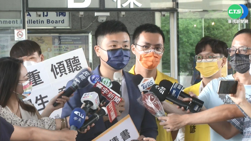 反對"實體期末考" 學生攜3萬份連署書陳情