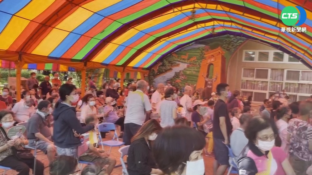 熱爆! 中市開打第4劑 長輩頂豔陽排隊罵翻