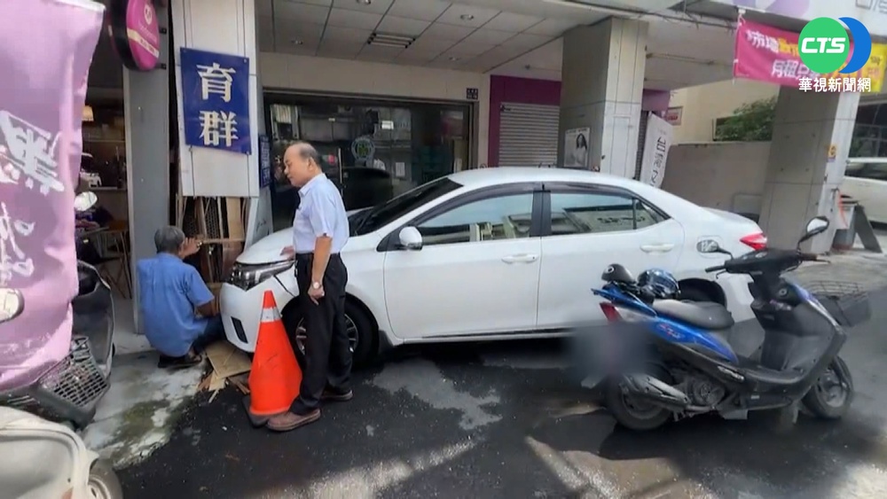 驚魂! 前車急停騎士遭追撞 機車斷2截