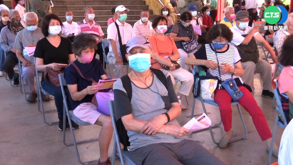 中市第4劑開打二日 長輩烈日下領號碼牌