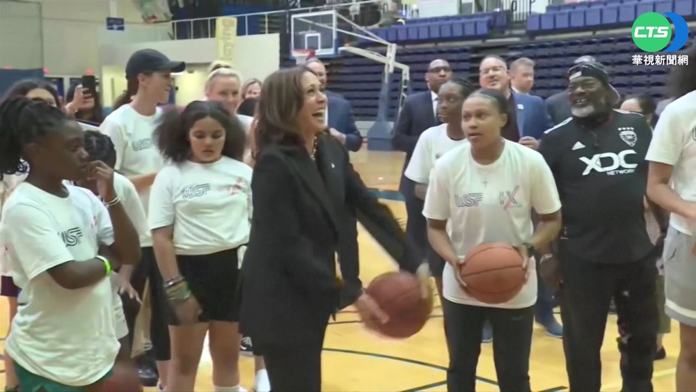 教育平權案50周年 賀錦麗與大學女籃同樂