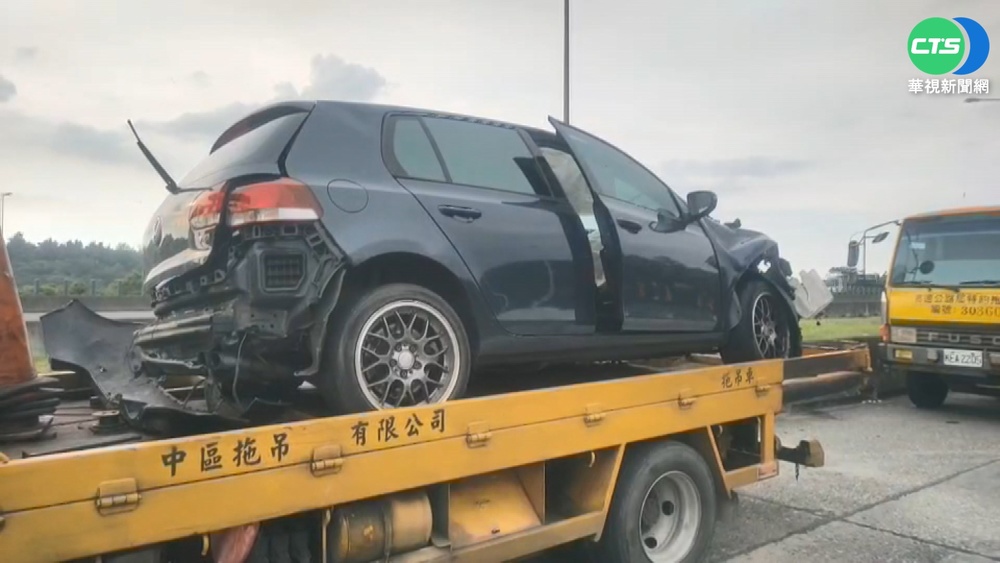 碰!國3轎車自撞護欄2傷 車頭爛.引擎噴飛