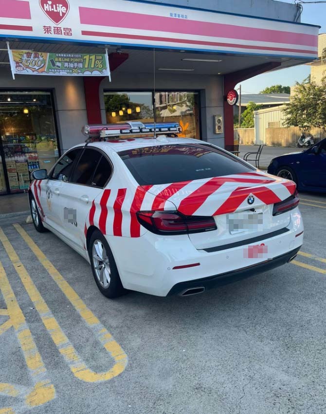 警車停超商停車格遭偷拍公審！網友遭砲轟