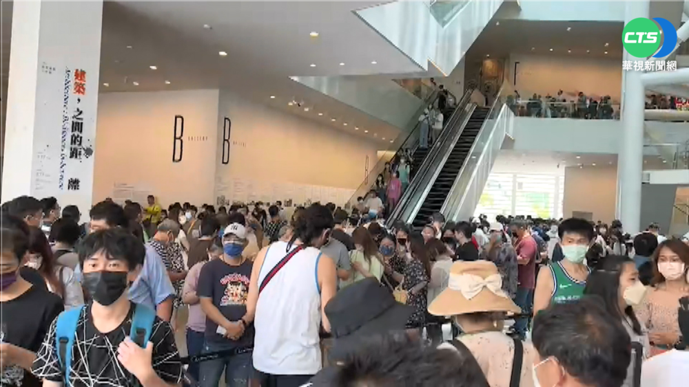 南美館殭屍見客! 民眾"試膽"帶符咒壓驚