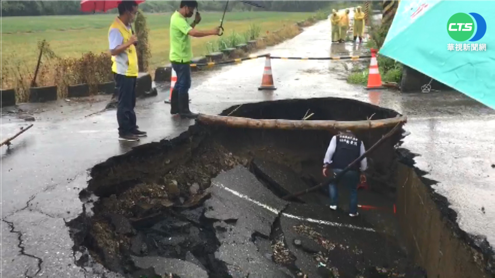 大雨.冰雹襲中部 泥流沖倒女騎士.路現天坑