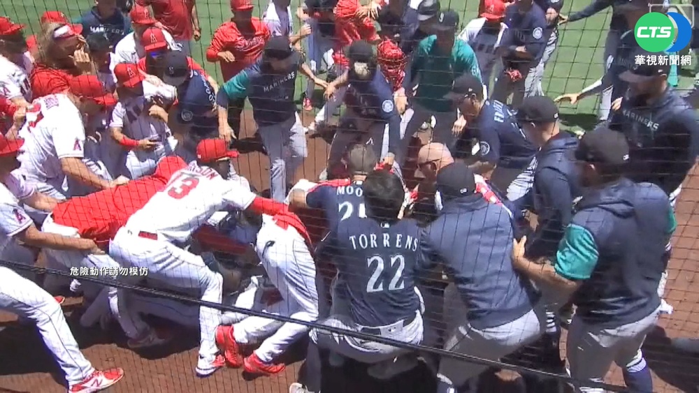 觸身球引發大亂鬥 天使.水手板凳清空