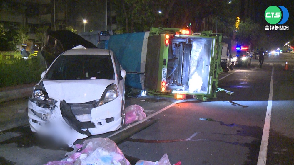 垃圾車駕駛酒駕闖燈 撞爛百萬進口車後翻覆