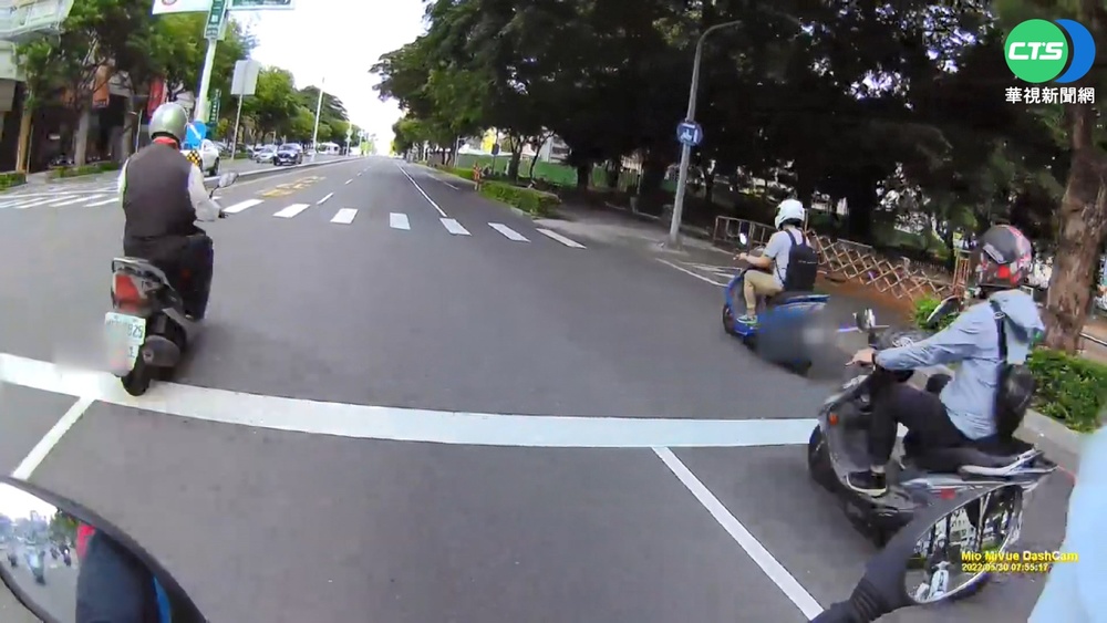 高雄紅燈參考用? 騎士乖乖停等 後方車直衝