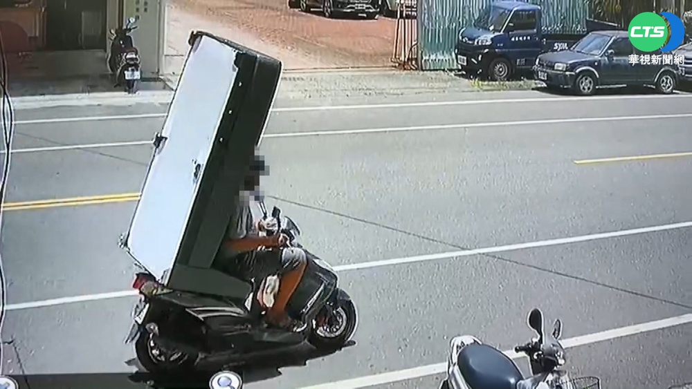 嚇! 沙發騎士街頭出沒 背頂家具沒綁繩