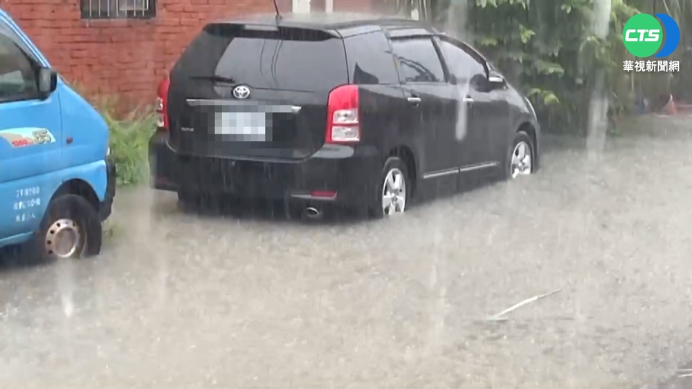 午後大雷雨宣洩不及 南投竹山馬路變小河