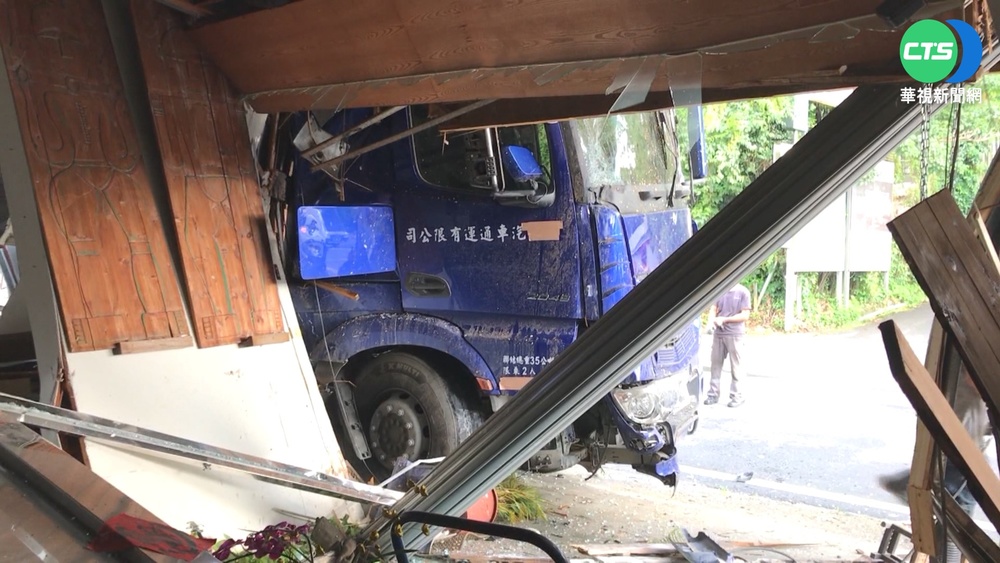 砂石車衝進藝品店 民眾屋簷躲雨遭撞骨折