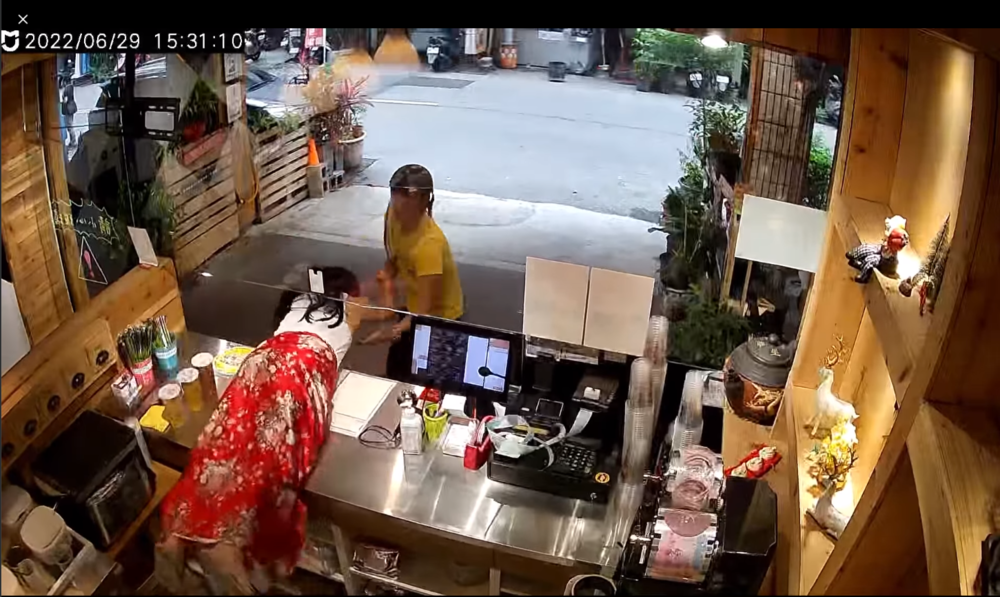「老闆娘」遭奧客拖出櫃台 結局大逆轉客人是他