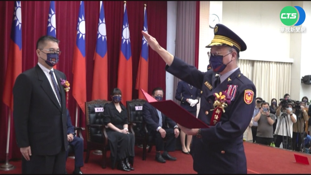 警政署長交接 陳家欽.黃明昭互動受矚