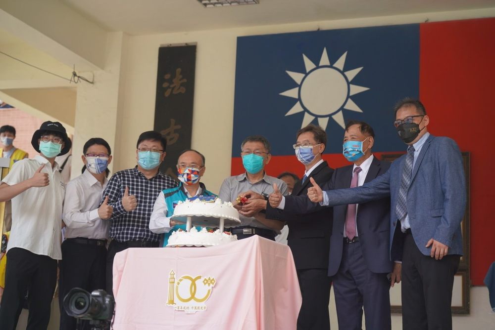成功高中歡慶百歲校慶 柯文哲「加冠」新生轉大人