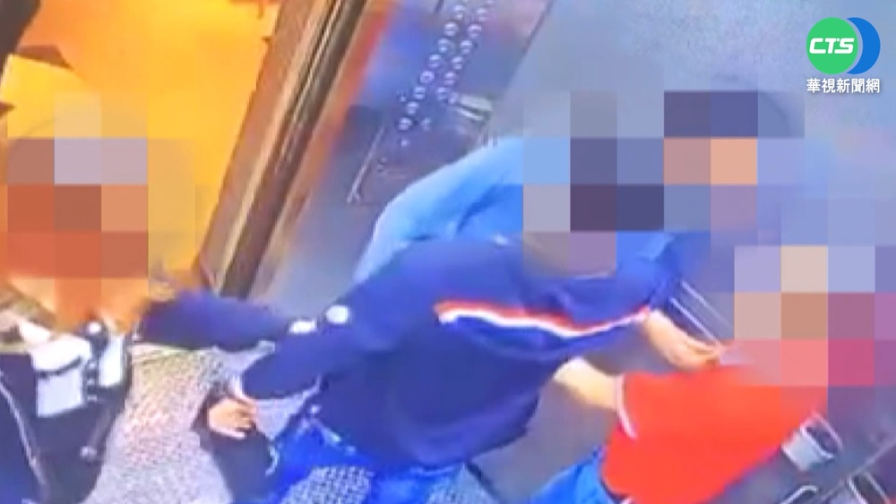 被電梯夾到超火大 男動手推人反被打趴