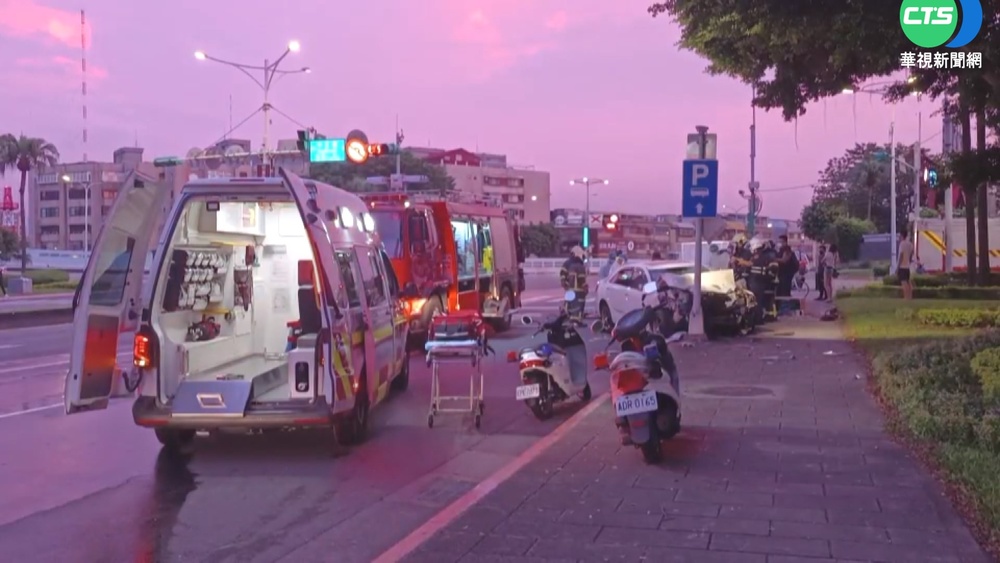 高速衝撞等紅燈車輛 再撞騎士釀1死2傷