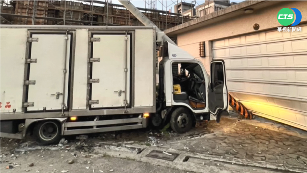 閃燈路口2車碰撞 貨車撞電桿波及民宅