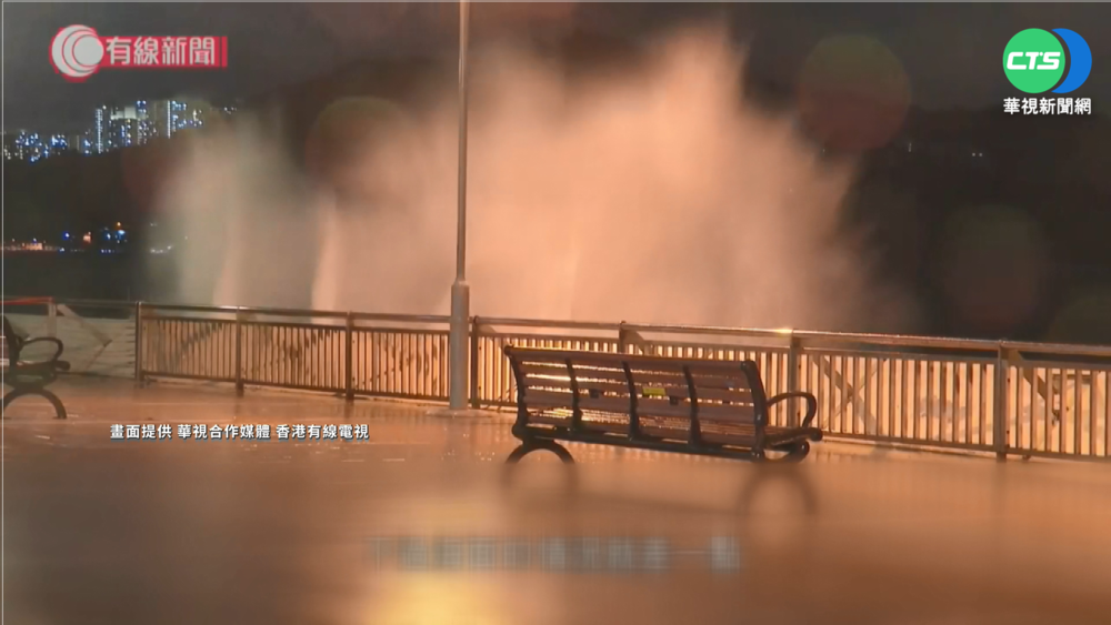 "芙蓉"掠過香港海域 緊急發布8號風球