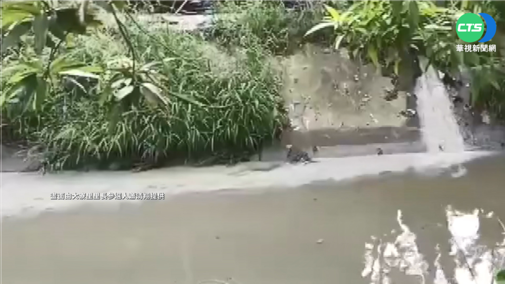 工廠雨天偷排廢油 遭民眾抓包竟還嗆聲