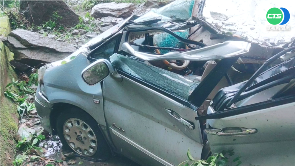 苗栗山壁崩塌砸廂型車 駕駛受困消防急救