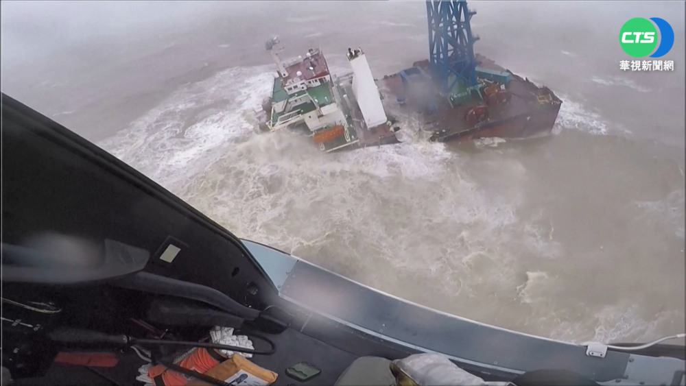 香港工程船斷兩截! 30人逃生.已3人獲救