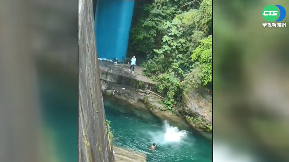 玩水消暑! 男從3層樓高橋面跳入溪超驚險