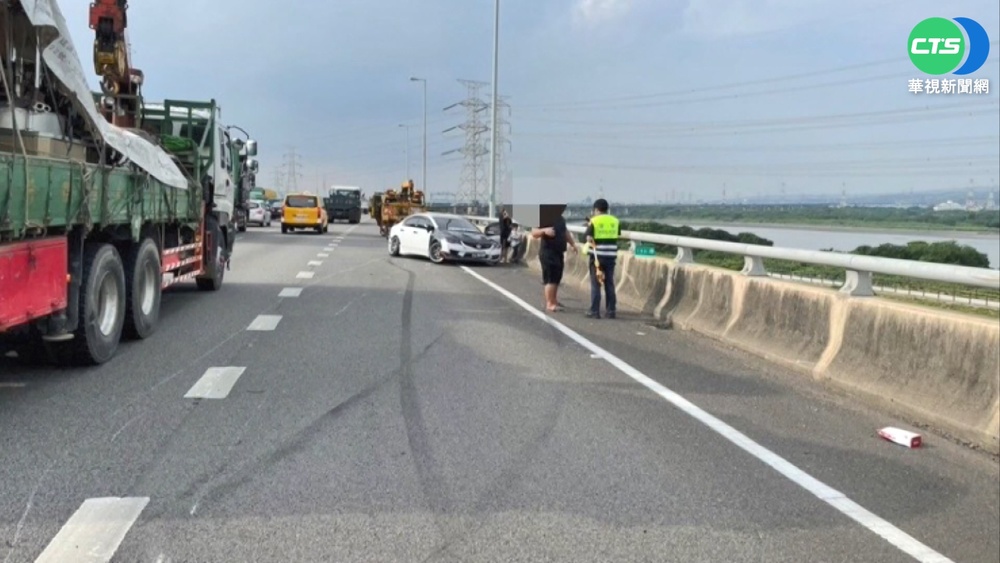 國道2車危險駕駛釀擦撞 輪胎噴飛一路滾