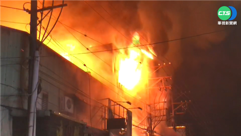 桃園中壢深夜大火 延燒6葬儀社無人傷亡