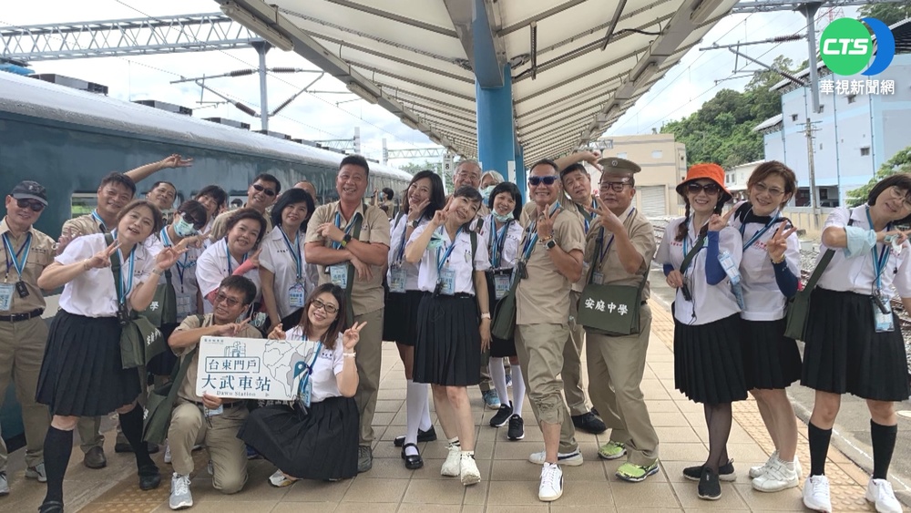 穿回高中制服 150員工搭藍皮火車旅遊去!