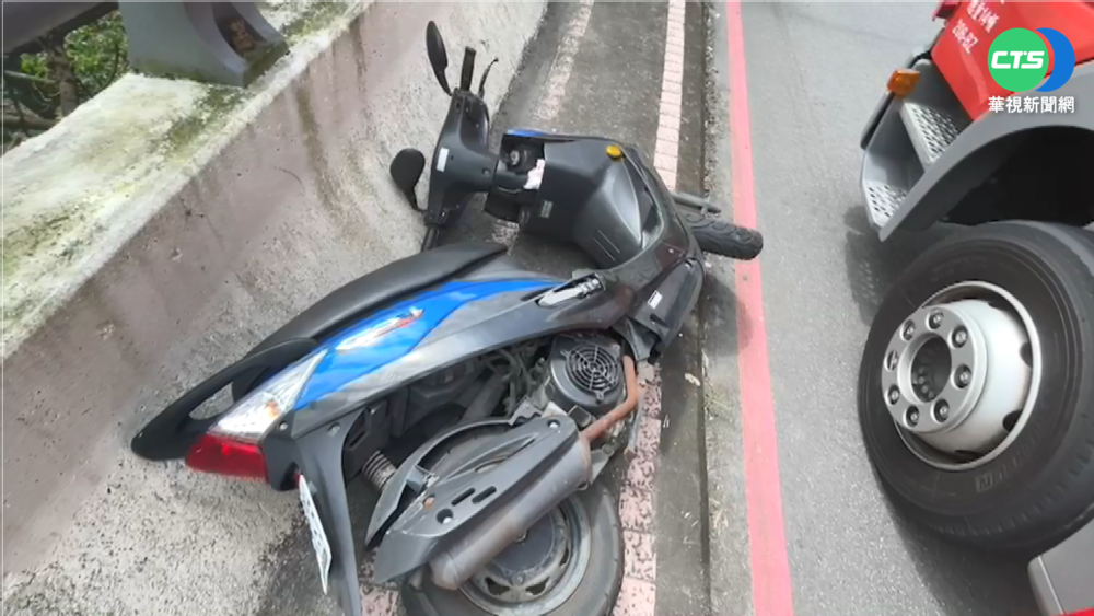 基隆騎士摔10米邊坡 消防接力扛擔架救命