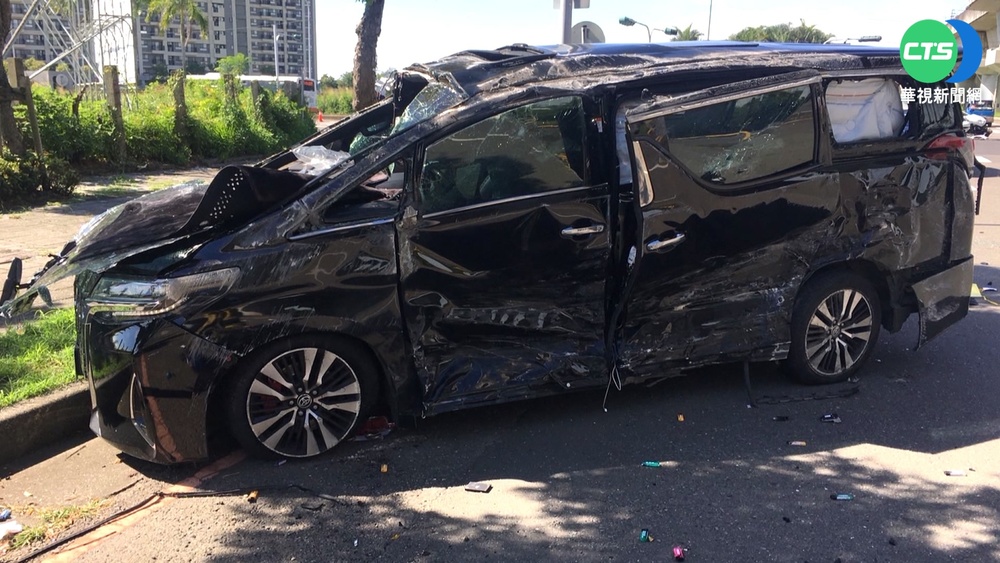 跑行程座車被撞 立委蔡易餘受傷送醫