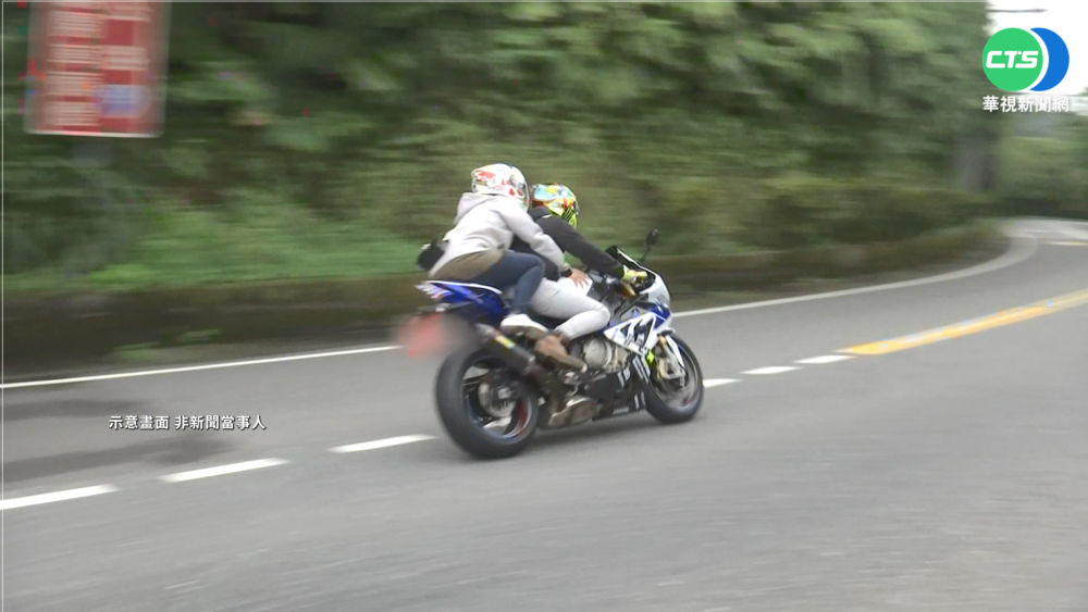 為躲測速照相玩命! 騎士"手腳並用"擋車牌