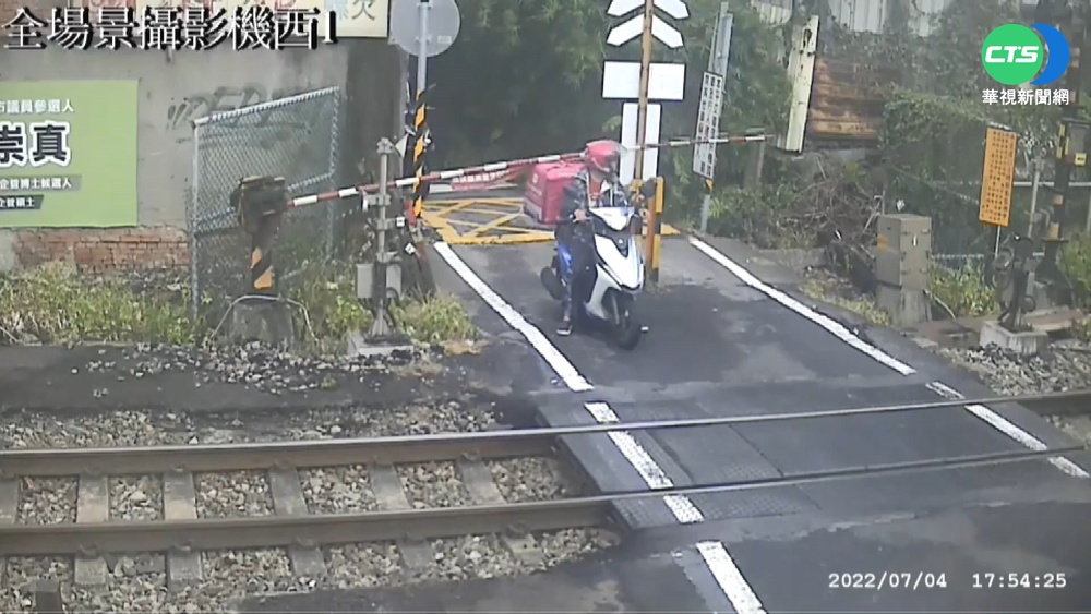搶送單闖平交道 外送員挨罰1.5萬起跳