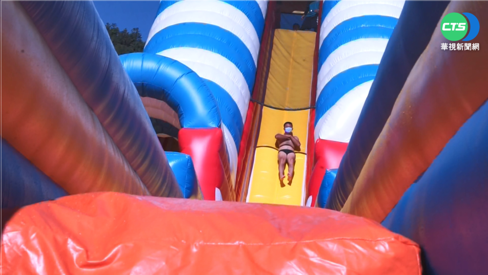 夏日限定! 8米高滑水道 民眾搶玩消暑